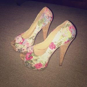 Heels with flower pattern 🌸
