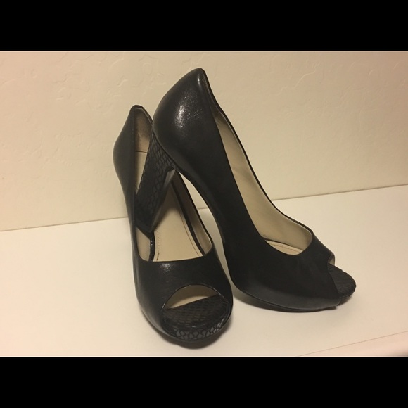 Black peep toe platform pumps!