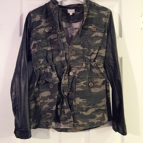 Jackets & Coats - Camp & Leatherette Sleeve Jacket Jackets & Coats - Camp & Leatherette Sleeve Jacket