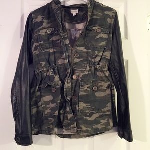 Jackets & Coats - Camp & Leatherette Sleeve Jacket Jackets & Coats - Camp & Leatherette Sleeve Jacket