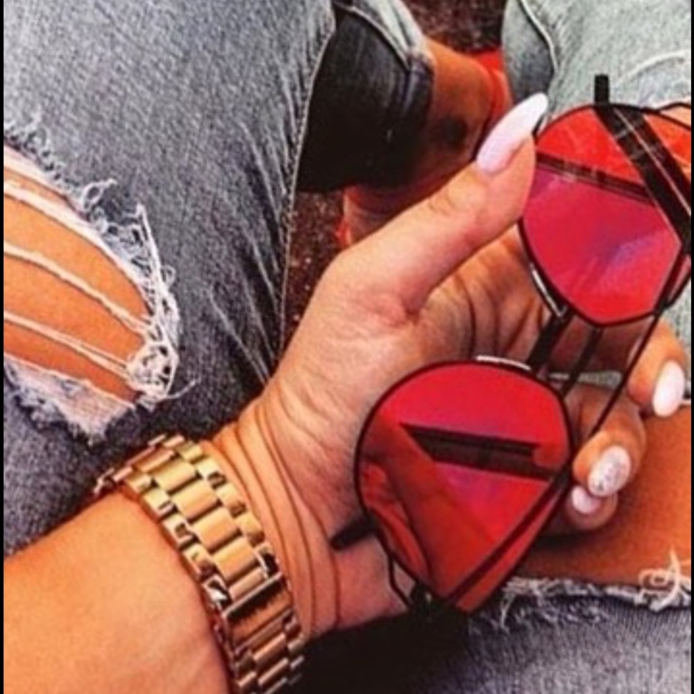 New✨ Black Frame Red Glass Mirrored Sunnies - Picture 8 of 8