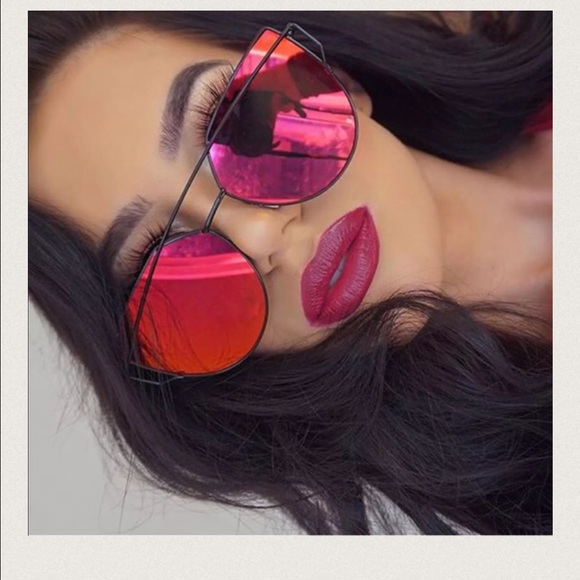 New✨ Black Frame Red Glass Mirrored Sunnies - Picture 5 of 8