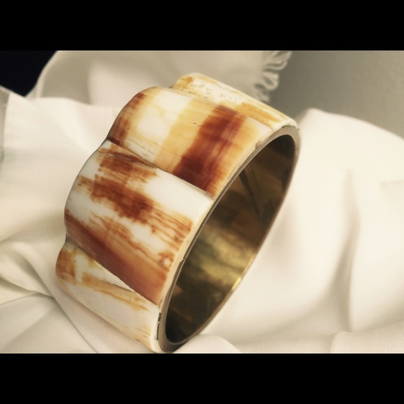 Bone chunky bangle brass bracelet - vintage 70s