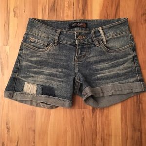 Women's Levi's denim shorts! Very cute! Size 0