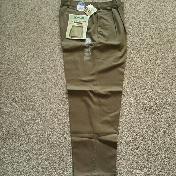 NWT Men's wrinkle resistant khakis