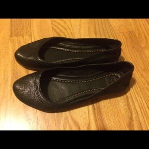 Frye size 6 Carson black flats