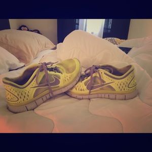 Nike free runs sz 10