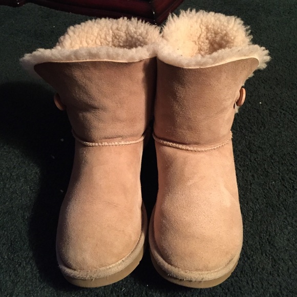 Tan bailey button Uggs GREAT condition!!!