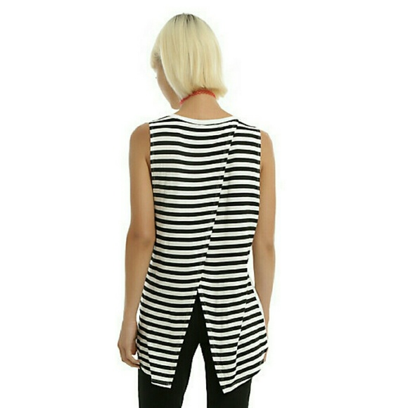 2 LEFT🎀🌷 Ivory & Black Skull TOP🌷 - Picture 2 of 3