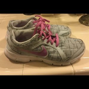 Nike flex experience 2 size 8 1/2 women's