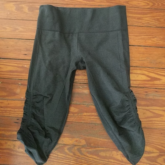 EUC Lululemon grey crops