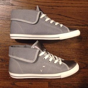 Grey/silver "converse-like" sneakers
