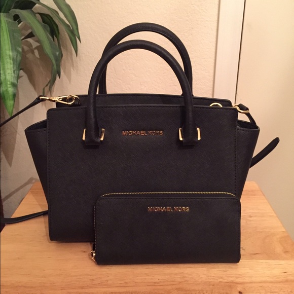 SOLD❌ichael kors medium Selma and wallet