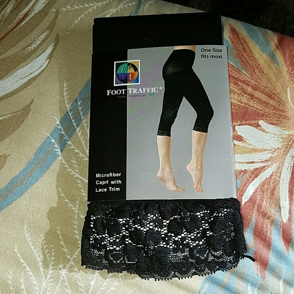 Capri with lace trim
