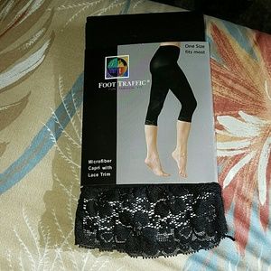 Capri with lace trim