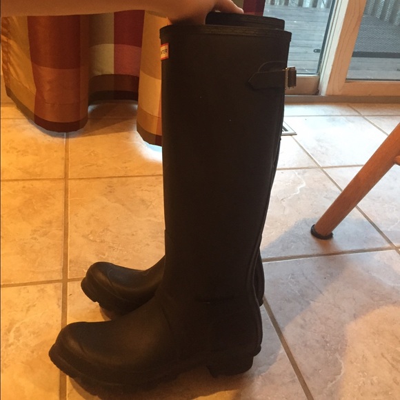 Size 8 matte black adjustable hunter rain boots.