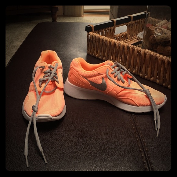 Nike Roshi running shoe size 6