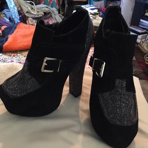 BLACK SUEDE HEELS W/GREY TWEED DESIGN SZ 6.5