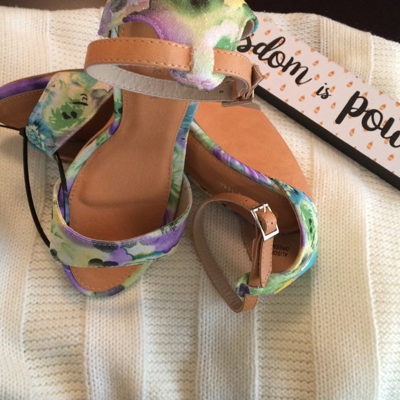 Floral wedge sandals. New
