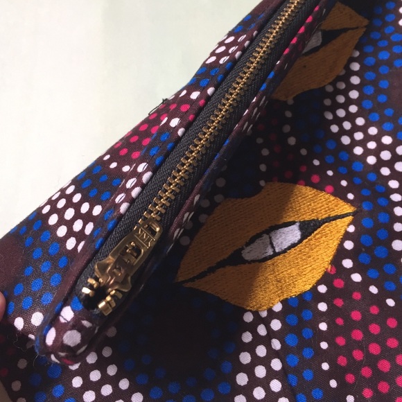 Lips Pouch! - Picture 3 of 4