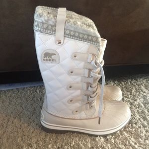 Sorel Tofino Holiday Boot in Fawn