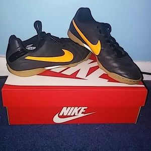 Indoor soccer shoes