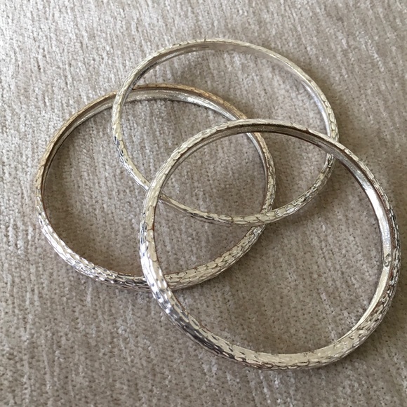 🎁GIFT Liz Claiborne Silver Hammered Bangles - Picture 2 of 3