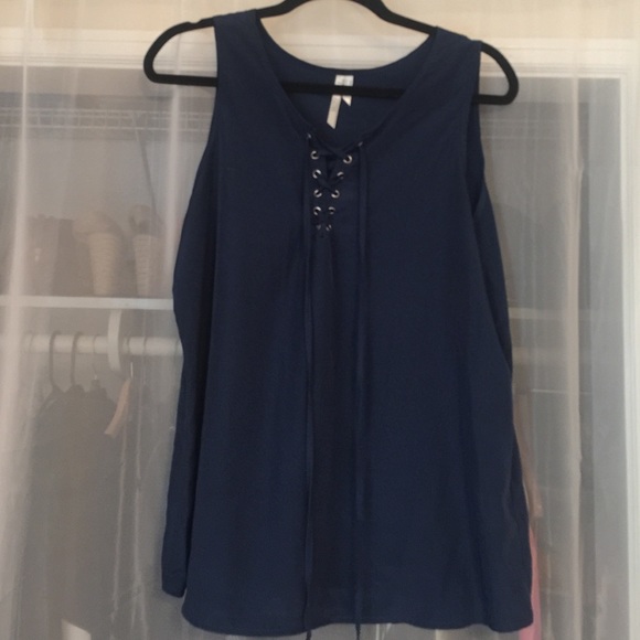 HUGE CLOSET SALE🎉Silky tie up tank