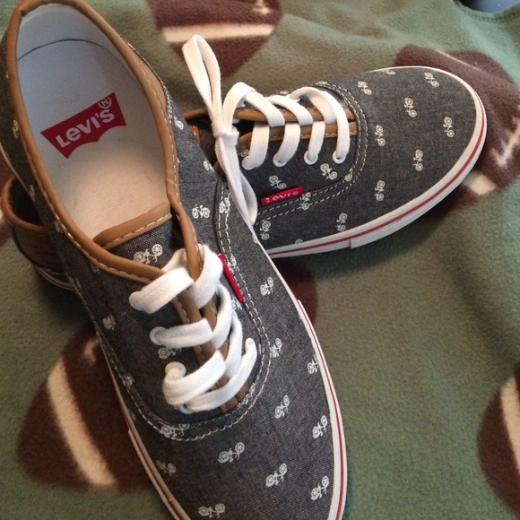 New Levi's canvas shoes
