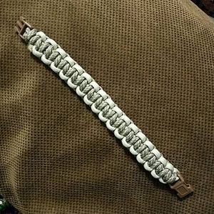 Paracord bracelet