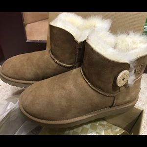 UGG w mini Bailey Button/chestnut color