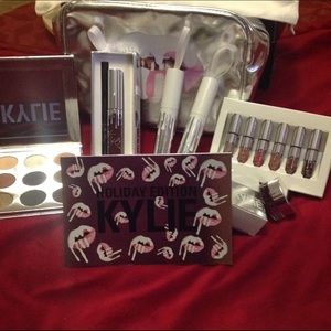 Kylie Cosmetics "The Vixen" Holiday Collection.