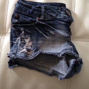 Cute distressed jean shorts!!
