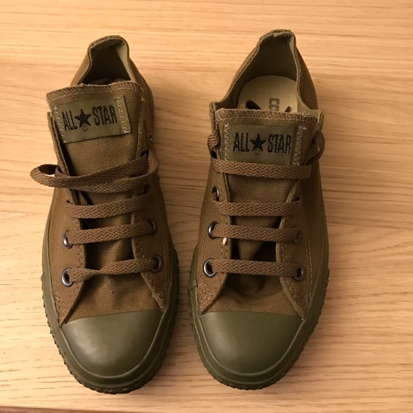 New limited edition olive converse lows size 5wmns