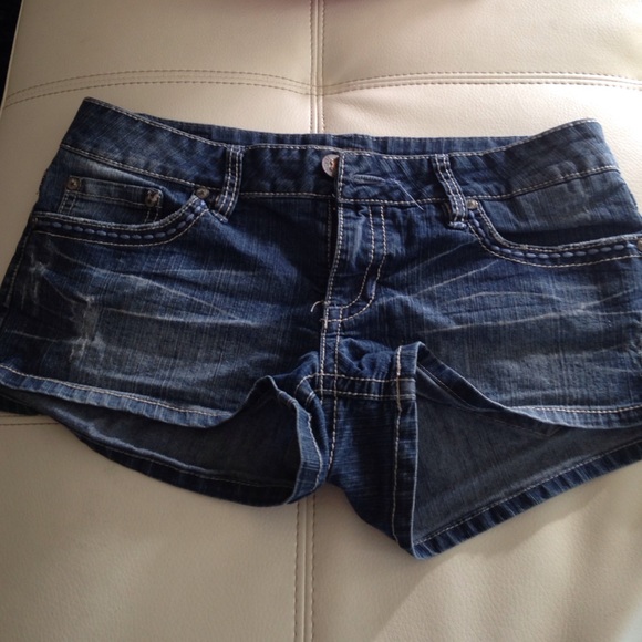 Cute jean short!! - Picture 2 of 3