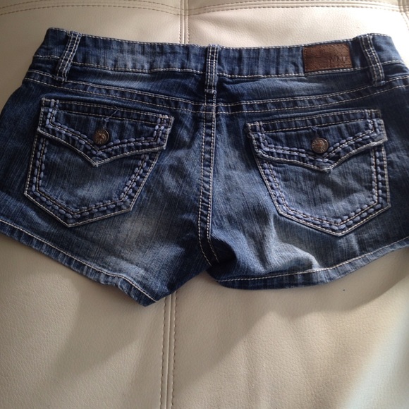 Cute jean short!! - Picture 3 of 3