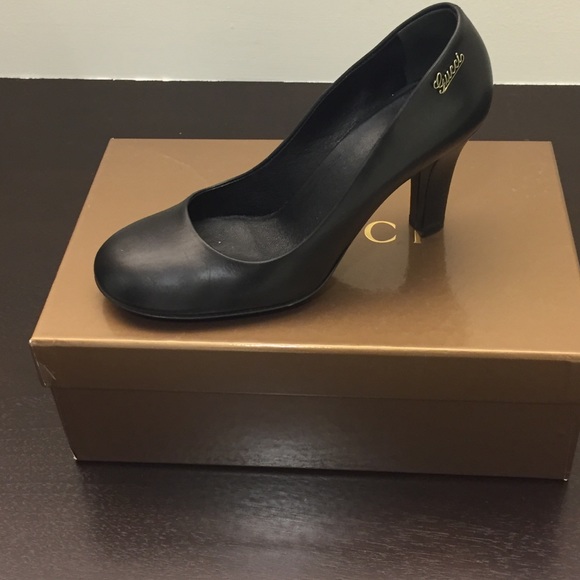 Gucci black leather pumps