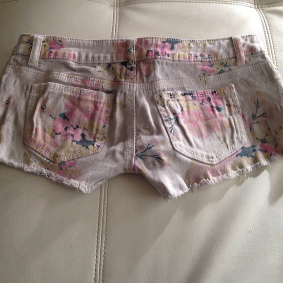 Floral design jean shorts! - Picture 3 of 3