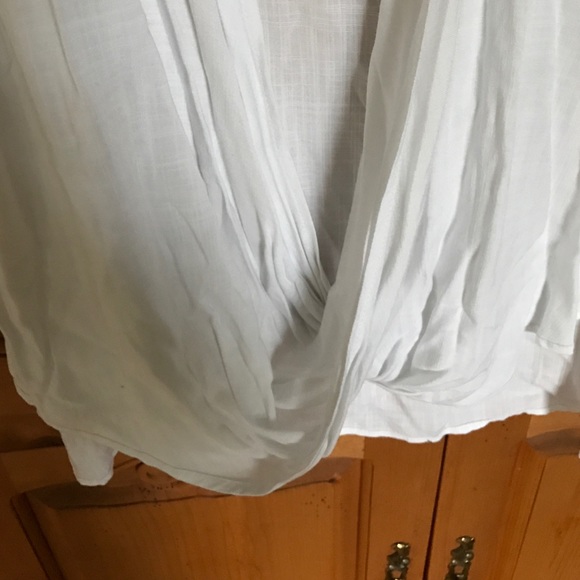 Tobi size small white twist front top. Worn once - Picture 3 of 3