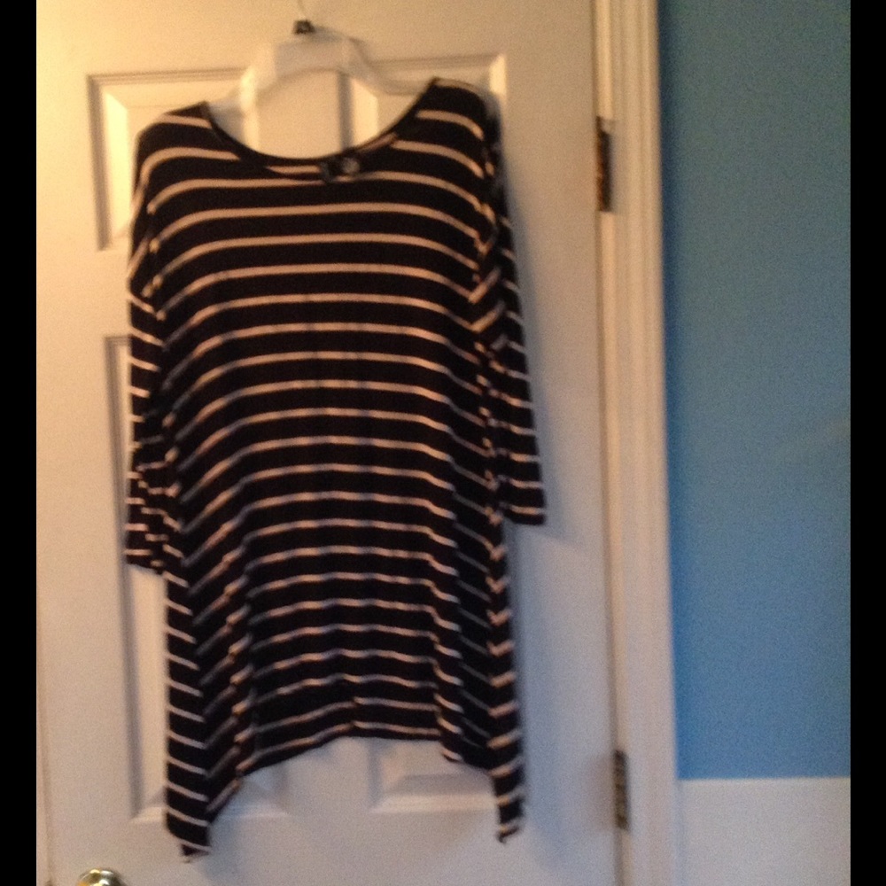 Black tunic top ⭐️NWOT⭐️ - Picture 2 of 4