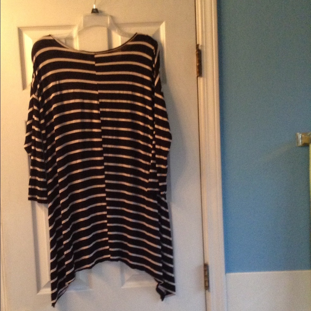 Black tunic top ⭐️NWOT⭐️ - Picture 3 of 4