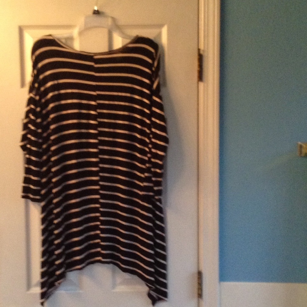 Black tunic top ⭐️NWOT⭐️ - Picture 4 of 4