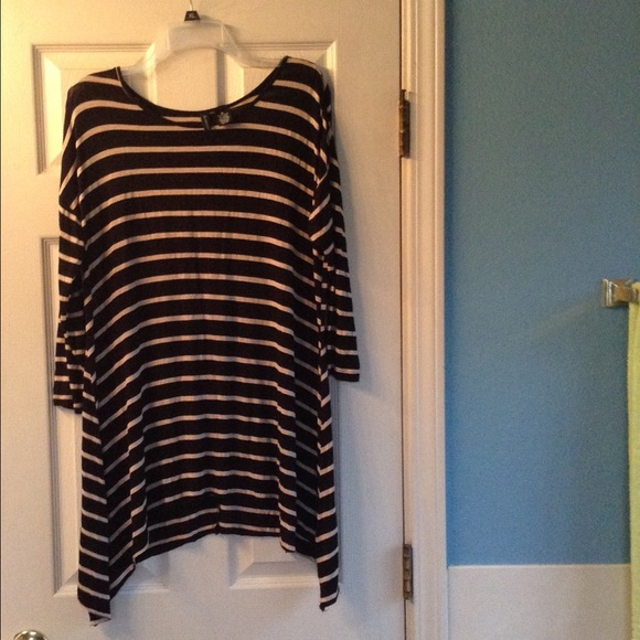 No Comment Tops - Black tunic top ⭐️NWOT⭐️