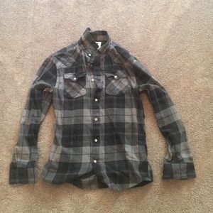 Buttoned up flannel shirt. Two cheat pockets