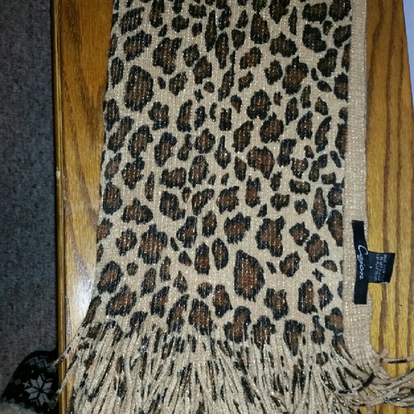 A scarf Soft wool leopard w/ gold thread accents