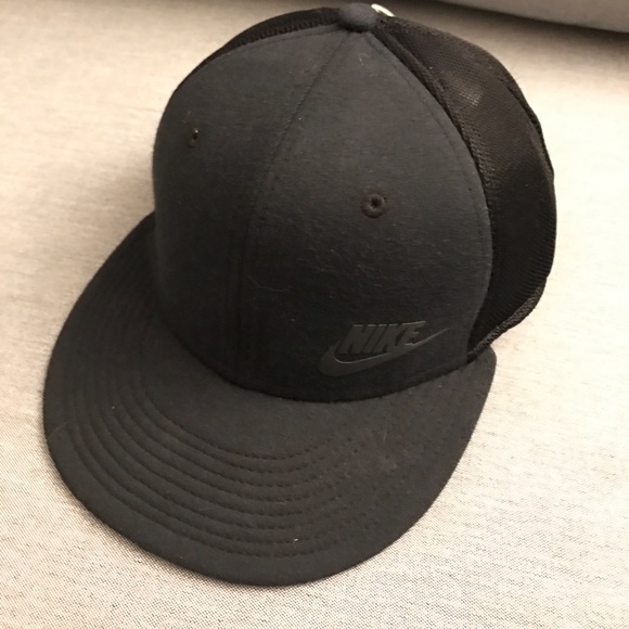 Nike dri-fit snapback in black