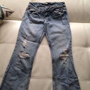 Cute light blue distressed jeans!