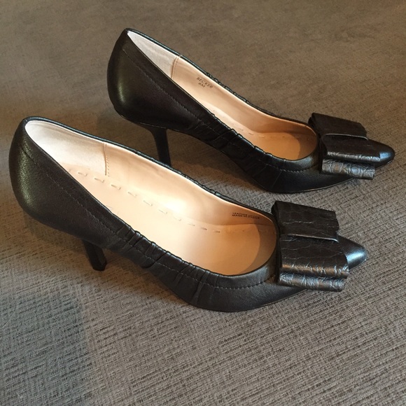 Tahari Black Pumps ๐ - Picture 2 of 4