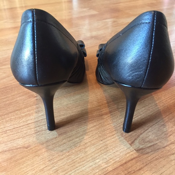 Tahari Black Pumps ๐ - Picture 3 of 4
