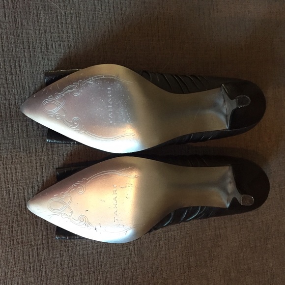 Tahari Black Pumps ๐ - Picture 4 of 4
